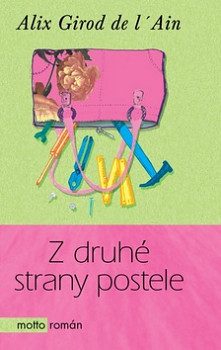 Z druhé strany postele